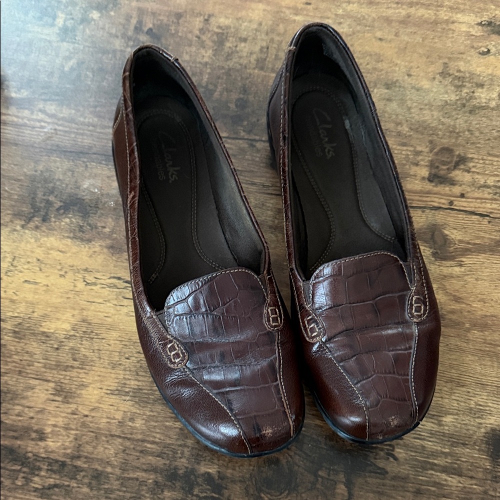 Clarks Women's Croc-Embossed Brown Loafers - Picture 1 of 8